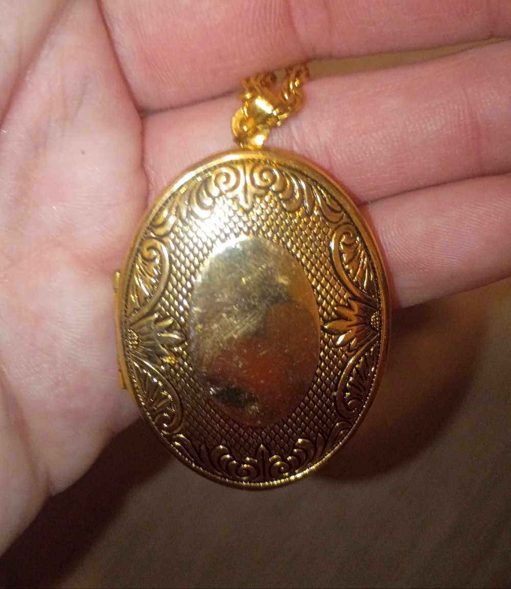 Elegant Gold Locket Necklace